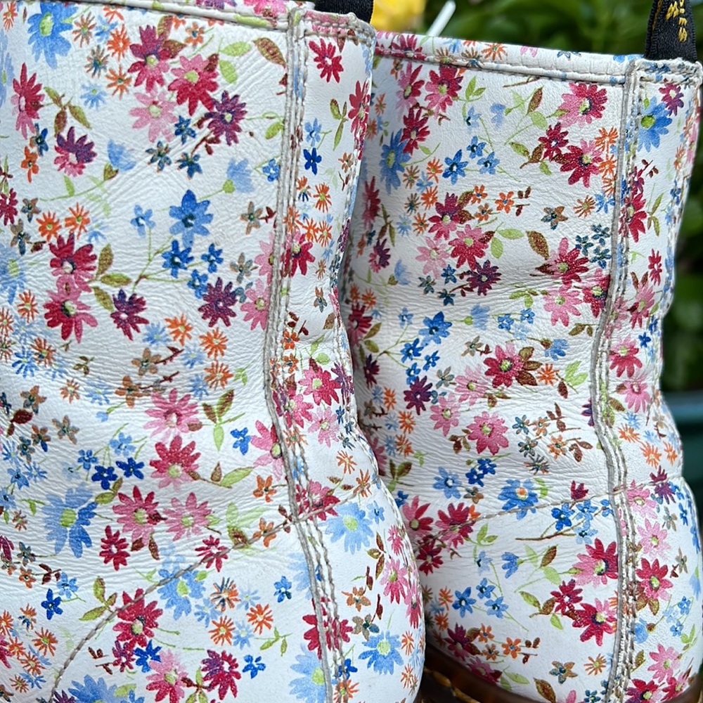 🌸 Dr. Martens Vintage Pointed Toe Floral Boots 🌸 - Picture 14 of 17